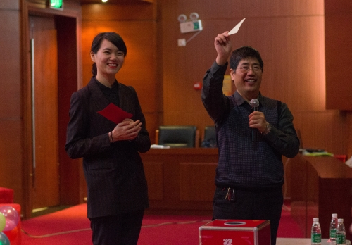 10 邢红兵院长为观众抽奖.jpg