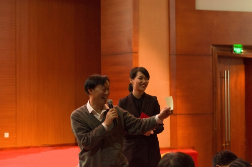 6 学部主任张旺熹教授为观众抽奖.jpg