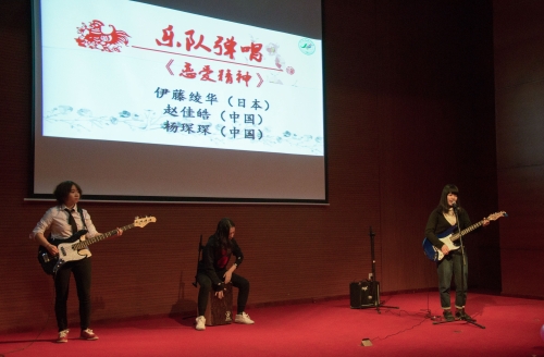 2 乐队弹唱《恋爱精神》 伊藤绫华(日本)、赵佳皓(中国)、杨琛琛(中国).jpg